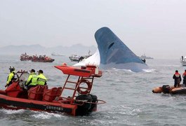 Navio com 470 pessoas a bordo naufraga na Coreia do Sul