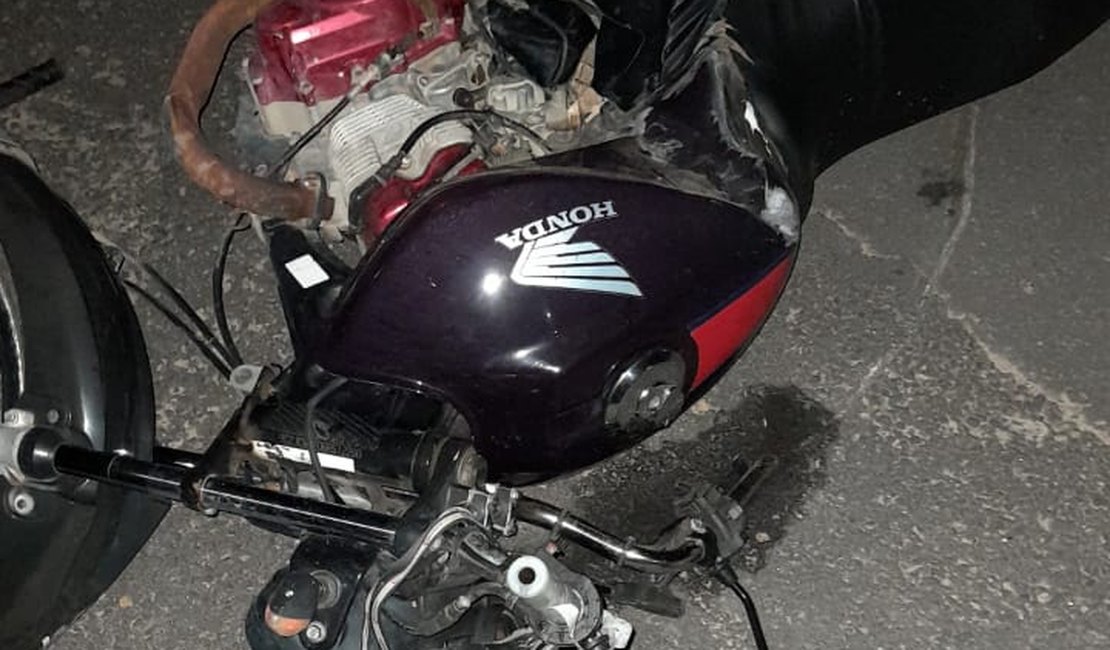 Três pessoas ficam feridas após condutor invadir contramão e bater em moto, em Campo Alegre