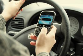 Ler mensagens no celular ao volante pode render até prisão na Irlanda