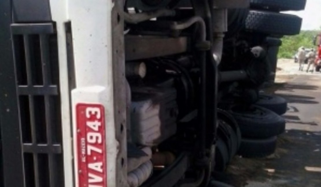 Colisão entre duas carretas deixa um morto e um ferido na BR-101