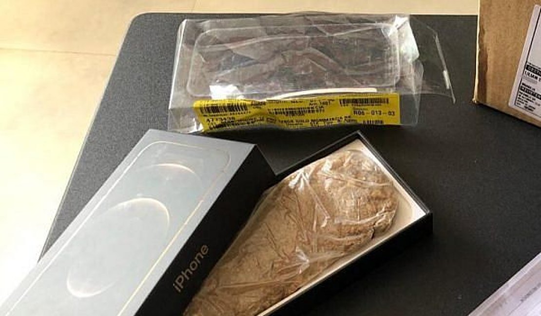 Mulher compra Iphone em site de loja e recebe saco de areia