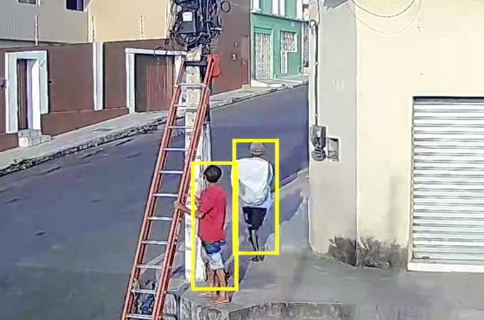 Escada é furtada em plena luz do dia no bairro Brasília; crime foi registrado por câmera de segurança