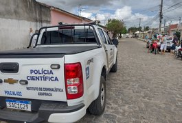 Mãe encontra filho morto, caído na sala de casa, em Arapiraca