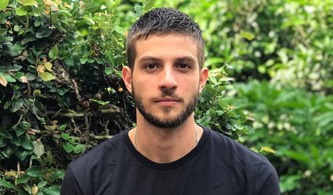 Chay Suede usa bordão anti-Bolsonaro em entrevista a Pedro Bial