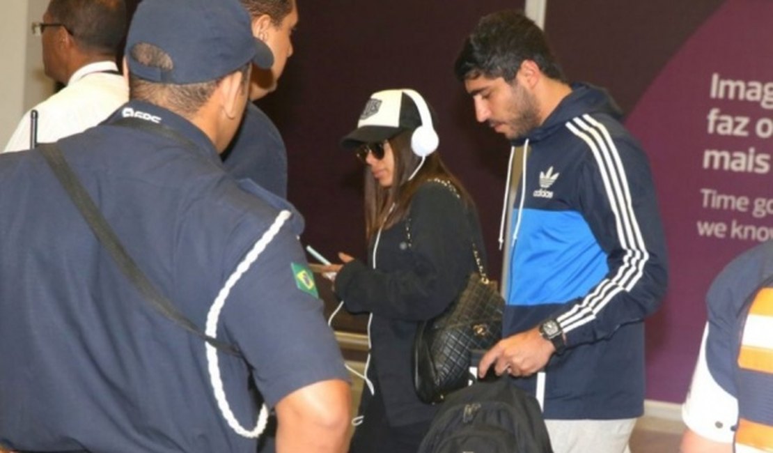 Anitta explica por que é discreta em namoro com Thiago Magalhães: 'Olho-grande'