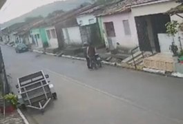 VÍDEO: Insatisfeito com término, homem entra na casa da ex e tenta matá-la a tiros em Maribondo