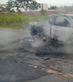 Homem de 40 anos morre após colidir veículo em poste de energia e carro incendiar, em Marechal Deodoro