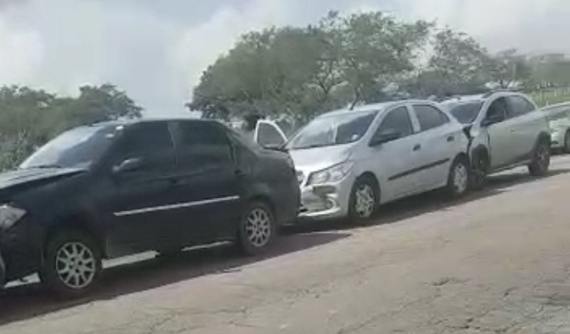 Vídeo. Engavetamento envolvendo seis veículos é registrado na zona rural de Arapiraca