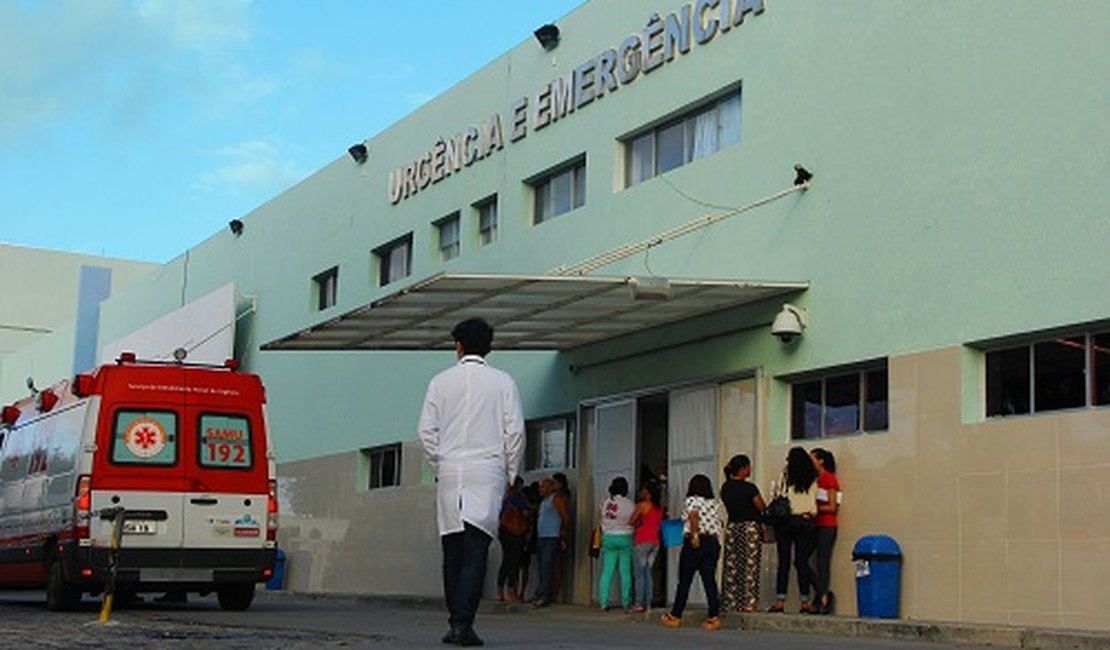 Mulher leva facada do marido na cabeça e é socorrida para o HGE; homem fugiu