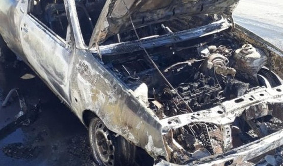 Carro fica completamente destruído após incêndio, em Maceió