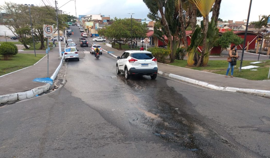 Vazamento de água no Parque Ceci Cunha preocupa moradores de Arapiraca