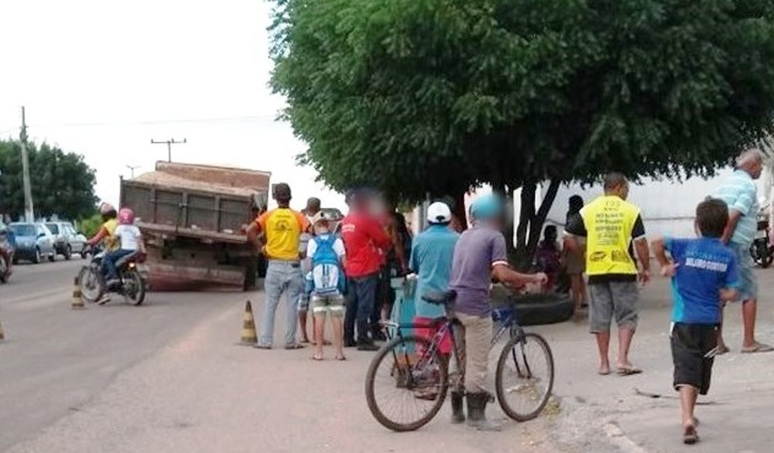 Pneu se desprende de caminhão e atinge estabelecimento comercial em Delmiro Gouveia