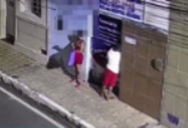 VÍDEO: Casal tenta invadir funerária na mesma madrugada de furto em salão de beleza em Arapiraca; locais ficam perto do Parque Ceci Cunha