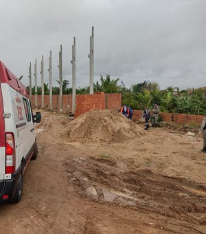 Corpo de jovem é encontrado com perfuração de arma branca dentro de construção, em Arapiraca