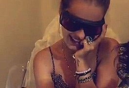 ‘’Cheiro de carne queimada’’, diz Yasmin Brunet em sessão para remoção de tatuagem no pulso