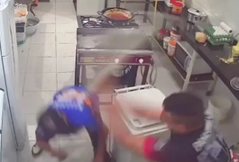 Funcionário de pizzaria rende assaltante com rolo de macarrão