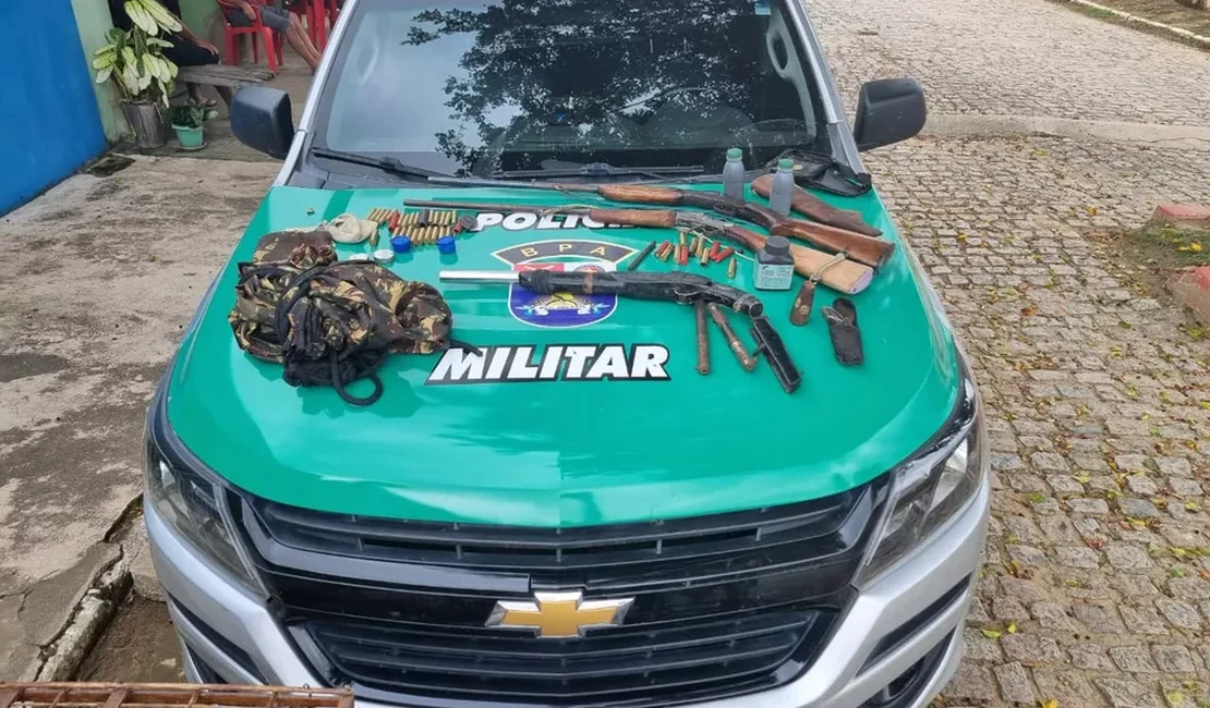 Homem é preso com três espingardas e materiais de caça no interior de Alagoas