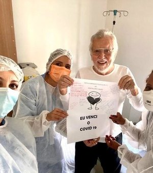 Humorista Carlos Alberto de Nóbrega é curado da Covid-19 e recebe alta do hospital em SP