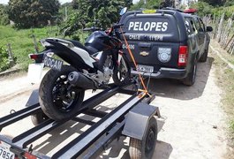 Suspeitos fogem da polícia abandonando motocicleta roubada em Penedo
