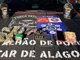 Ação da PM apreende armas de fogo e drogas, em Maceió