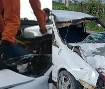 Motociclista atravessa para-brisa de carro ao ser arremessado em colisão frontal em Arapiraca