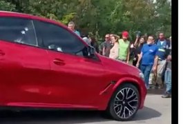 Homem é executado com mais de 80 tiros dentro de BMW blindada