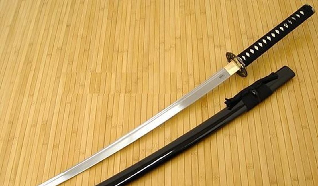 Homem intimida pedestres com espada katana, desacata PMs e é preso em Maceió