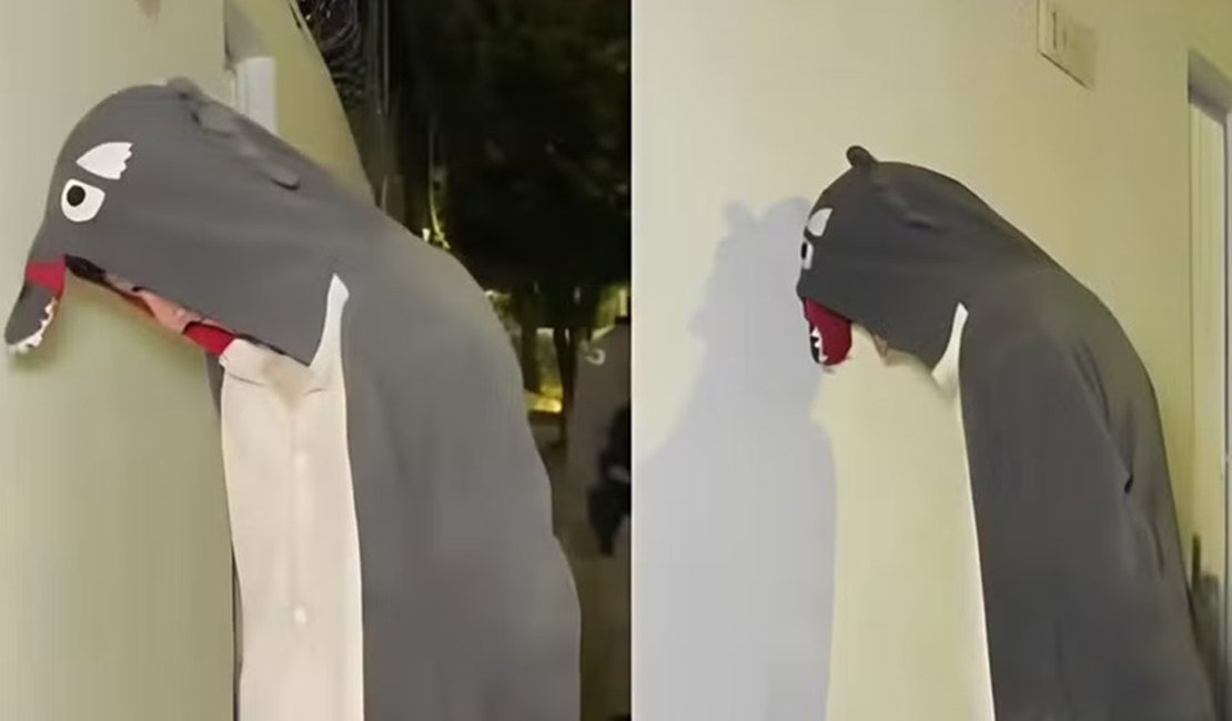 Jovem vestido de dinossauro é preso ao ser flagrado furtando fiação de comércio, em MG