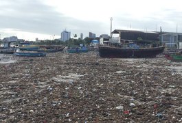Após fortes chuvas, toneladas de lixo se acumulam em praia de Maceió