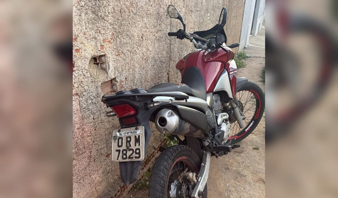 Motocicleta furtada é recuperada pela Polícia Militar em Arapiraca