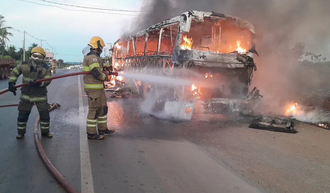 Ônibus que saiu de Alagoas para São Paulo pega fogo em Minas Gerais