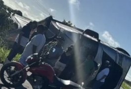 Carreta tomba na BR-101, em São Sebastião, e motorista fica ferido