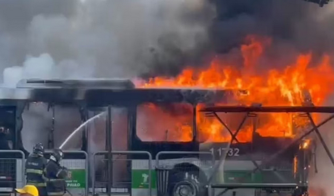 Avião cai sobre ônibus na zona oeste de SP; dois corpos são encontrados