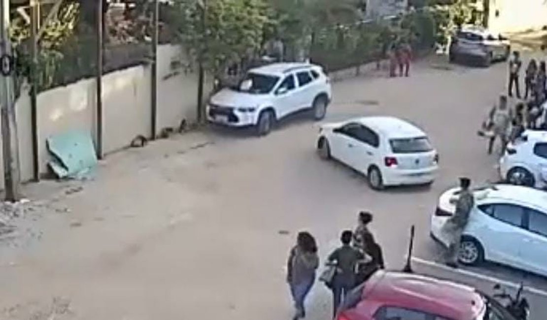 VÍDEO: Após se envolver em batida, mulher acelera e atropela funcionário de pousada em Maragogi