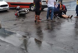 Casal de moto fica ferido em colisão com carro de passeio em cruzamento no bairro Brasília