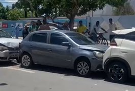 Engavetamento com quatro veículos causa lentidão na Avenida Ceci Cunha, em Arapiraca
