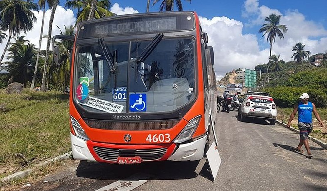 Vídeo. Passageiros ficam feridos após ônibus ficar sem freio e descer ladeira desgovernado, em Maceió