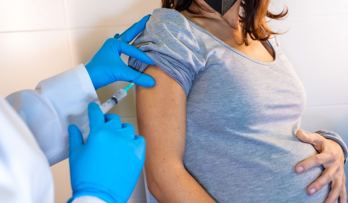 Grávidas vacinadas com AstraZeneca podem receber 2ª dose da Pfizer