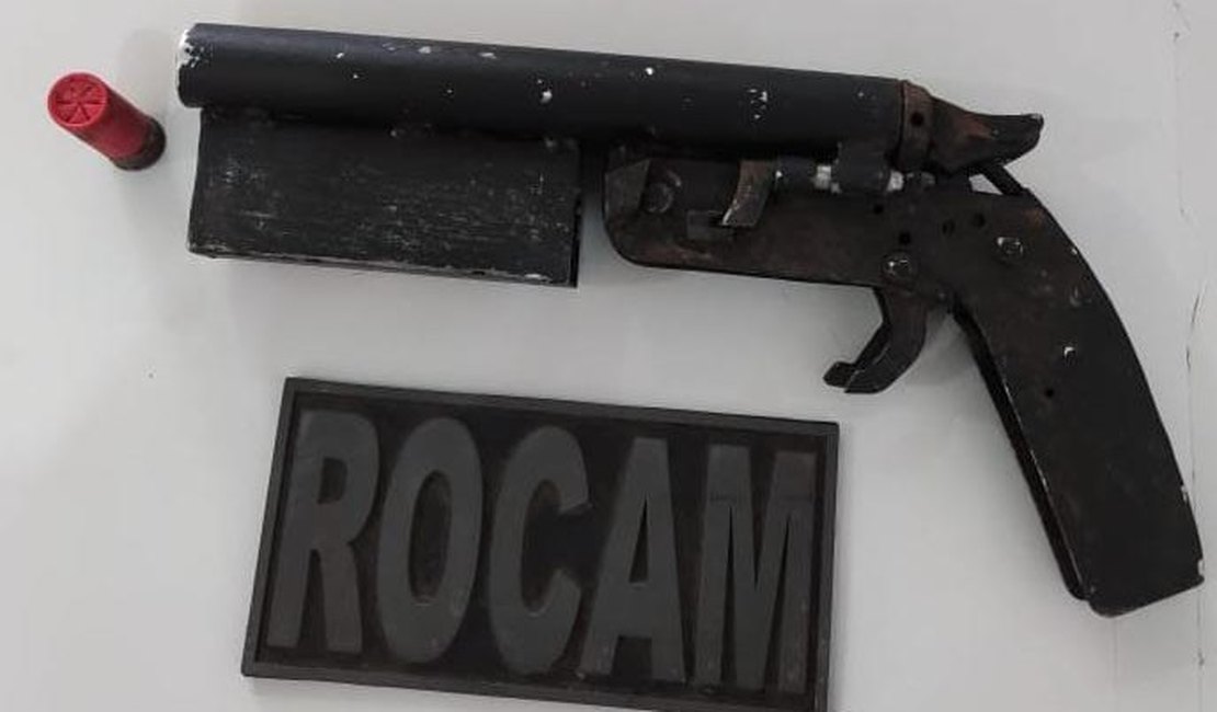 Popular suspeita, avisa à polícia e dupla acaba detida com arma calibre 12, em Arapiraca