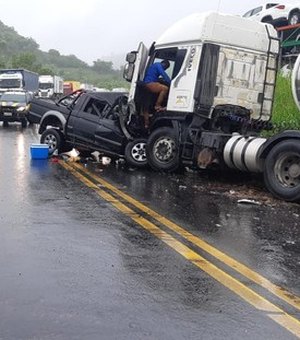 Acidente entre carro e caminhão deixa uma pessoa morta no interior alagoano
