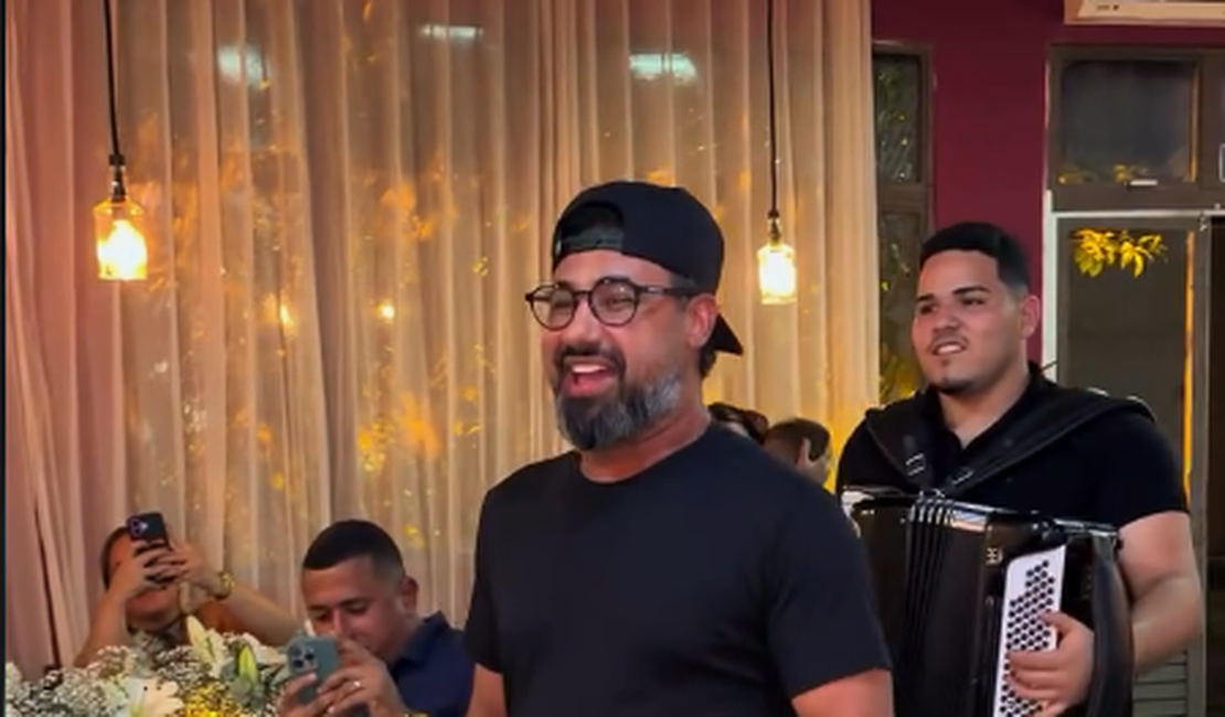 Raí Saia Rodada canta durante noivado em restaurante em União dos Palmares