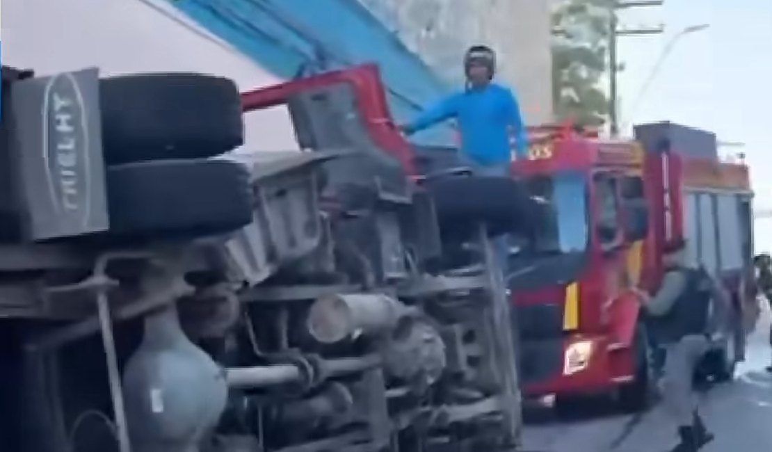 Caminhão do Corpo de Bombeiros capota no Centro de Maceió e deixa militares feridos