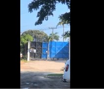 Torcedores do CSA protestam, quebram portão do CT e são autorizados a acompanhar o treino