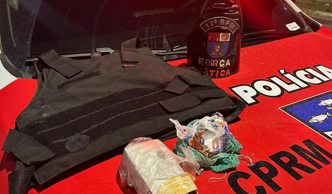 PM prende faccionado do Comando Vermelho com drogas e colete balístico, em Maceió