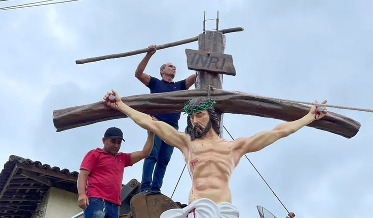 Prefeitura alagoana ﻿instala escultura, de cerca de seis metros, de Jesus crucificado