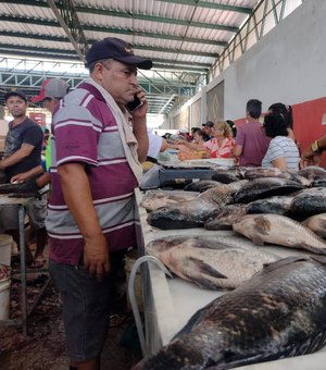 Compra de pescados na véspera da Sexta-Feira Santa movimenta Mercado Público de Arapiraca