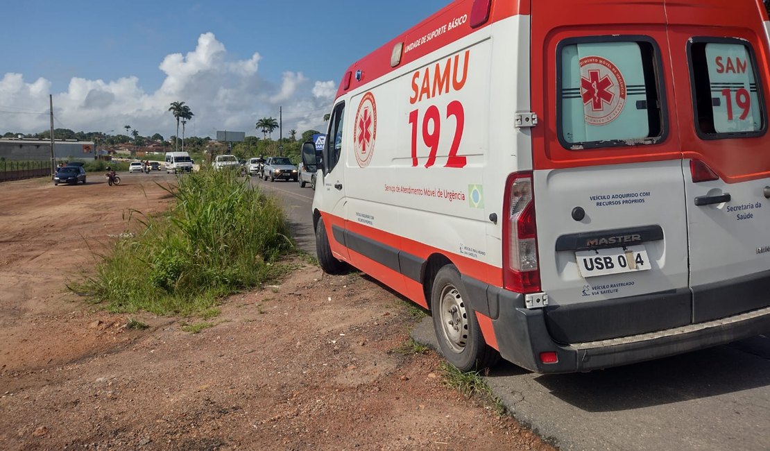 Colisão entre carro e moto deixa condutor ferido na AL-110, em Arapiraca