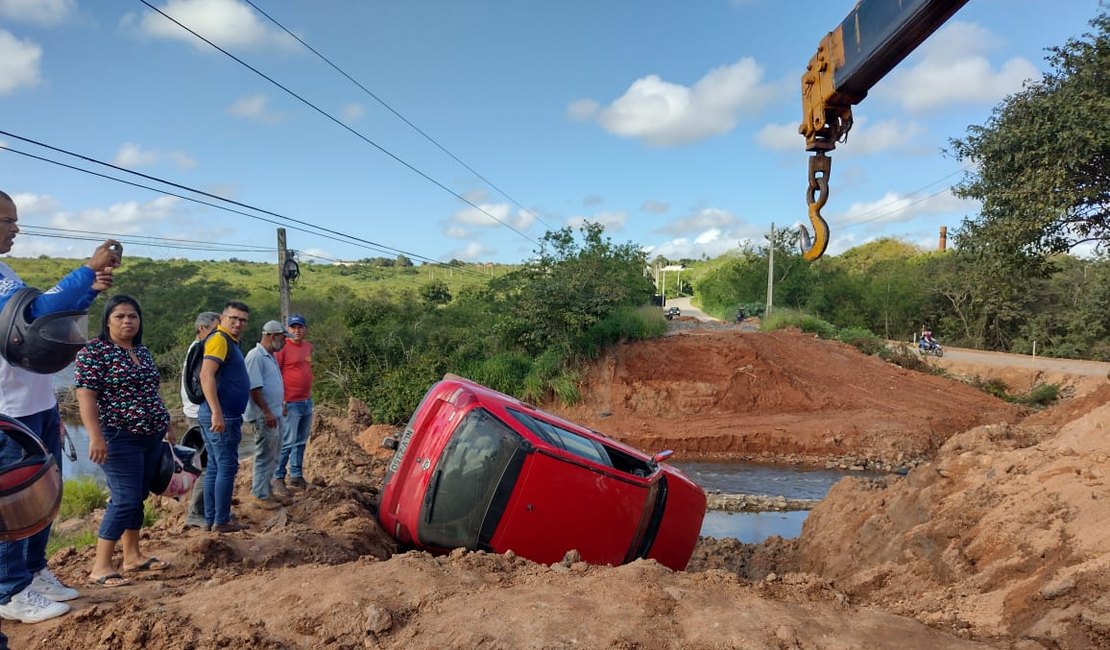 Após faltar freio, carro capota no trecho em obras da ponte de Feira Grande