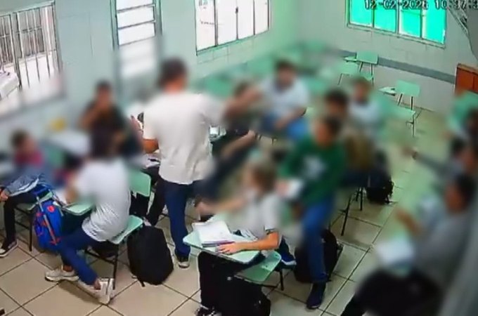 Professor é indiciado por injúria racial após associar aluno negro a chimpanzé em sala de aula, em Maceió