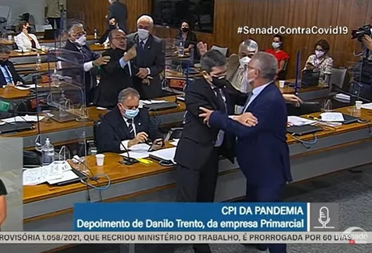 Vídeo: Renan Calheiros tenta agredir um colega senador durante a CPI da Pandemia